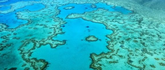 Великолепный вид с воздуха на большой Барьерный Риф Австралии.